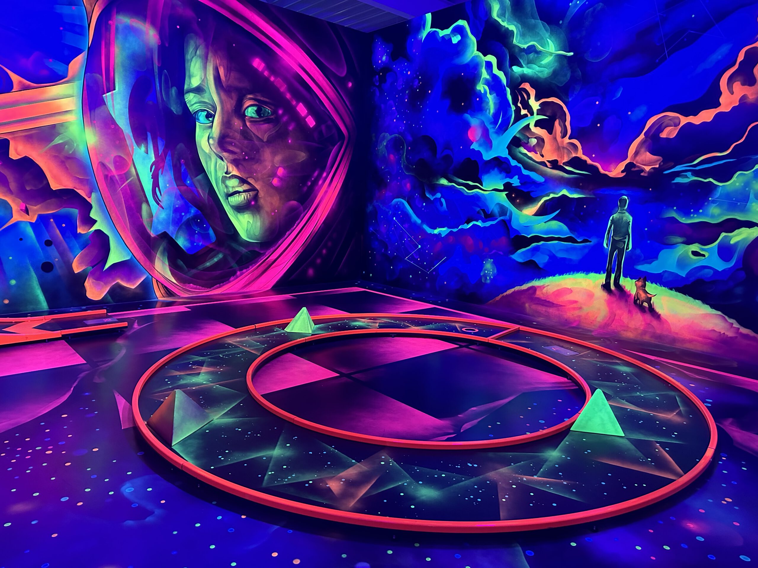 Graffiti Kunst in blau/lila zeigt eine Astronautin zum Thema Arcage und Gaming.