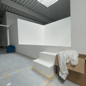 Weisse Wände beim Innenausbau eines Indoor-Spielplatzes von ACC-Gbr