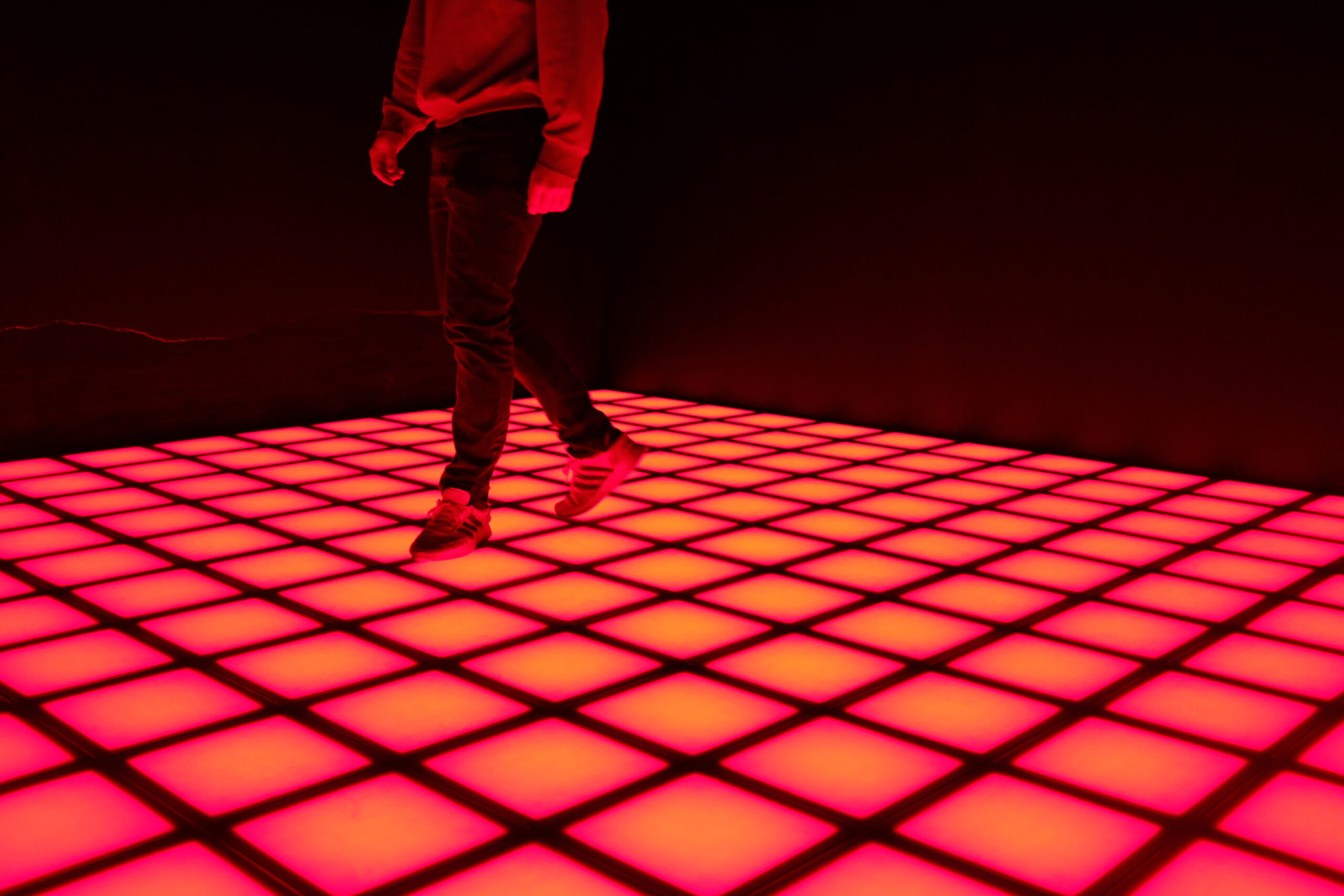 rot leuchtender LED Fussboden im Einsatz in einer Spielhalle.