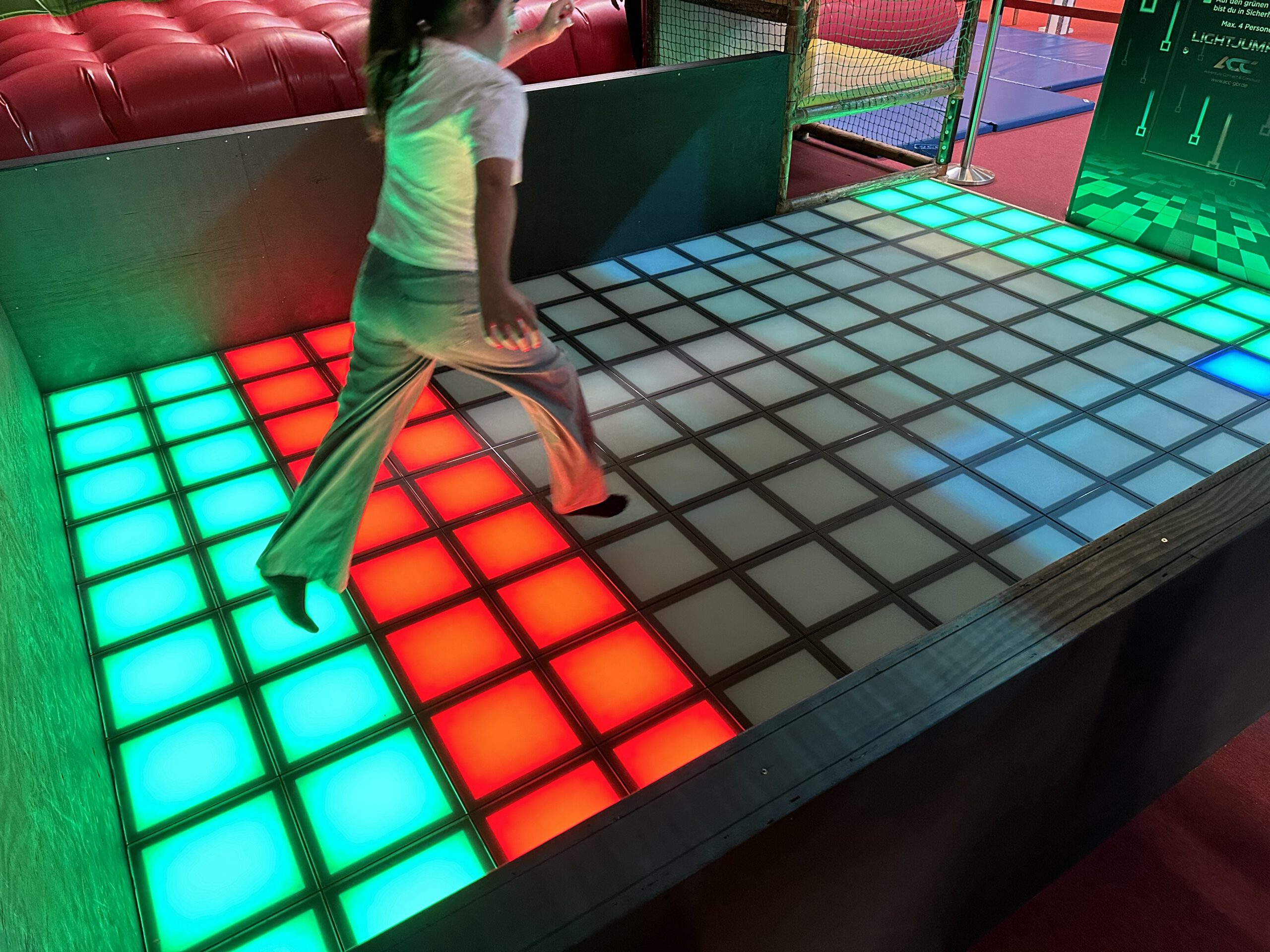 Kind spielt auf einem LED Fussboden.