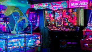 ARCADE Spieleautomaten in bunten Licht in einer Spielhalle