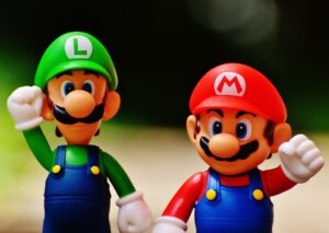 Mario und Luig als Spielfiguren nebeneinander